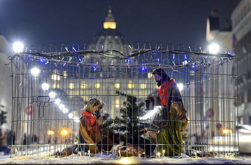Detalle de la obra "El pesebre del migrante" por el artista callejero Harry Greb en una calle de Roma, Italia, con la Basílica de San Pedro al fondo. Foto: RICCARDO ANTIMIANI