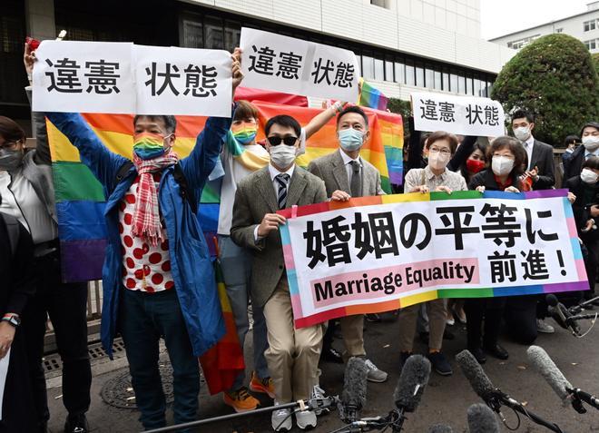 Los manifestantes a favor del matrimonio homosexual sostienen varias pancartas, entre ellas, en una se lee Avanzando hacia la igualdad matrimonial, ante el Tribunal de Distrito de Tokio en Tokio, Japón. /