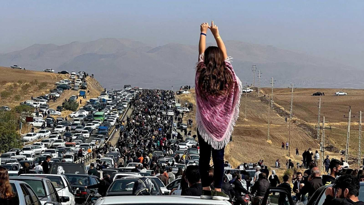 Una mujer sin velo participa en las protestas contra el régimen iraní ©AFP