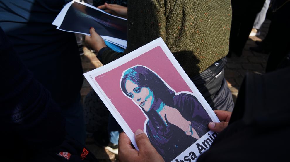 Manifestción en protesta por la muerte de Mahsa Amini