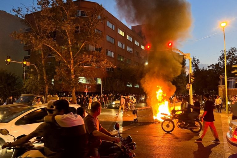 Las protestas continúan en Teherán y otras ciudades de Irán tras la muerte de Mahsa Amini después de su detención por parte de la Policía de la Moral. -WERT ASIA NEWS AGENCY / REUTERS