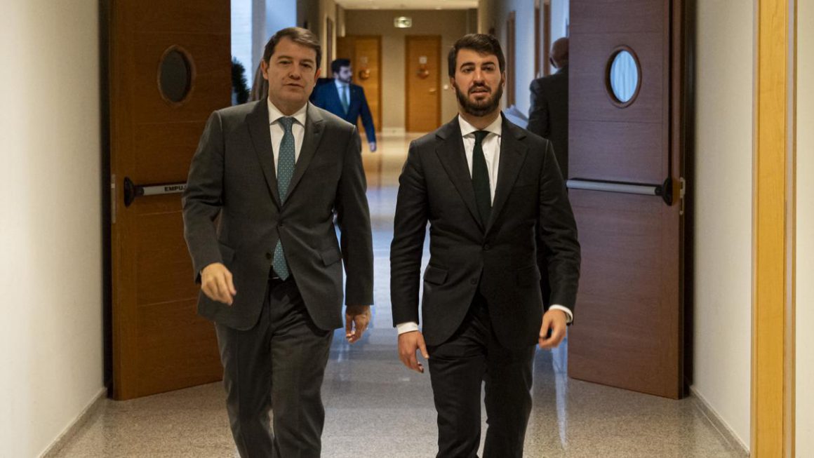 El vicepresidente de la Junta, Juan García-Gallardo, y el presidente de la Junta de Castilla y León, Alfonso Fernández Mañueco. Photogenic/Claudia Alba -