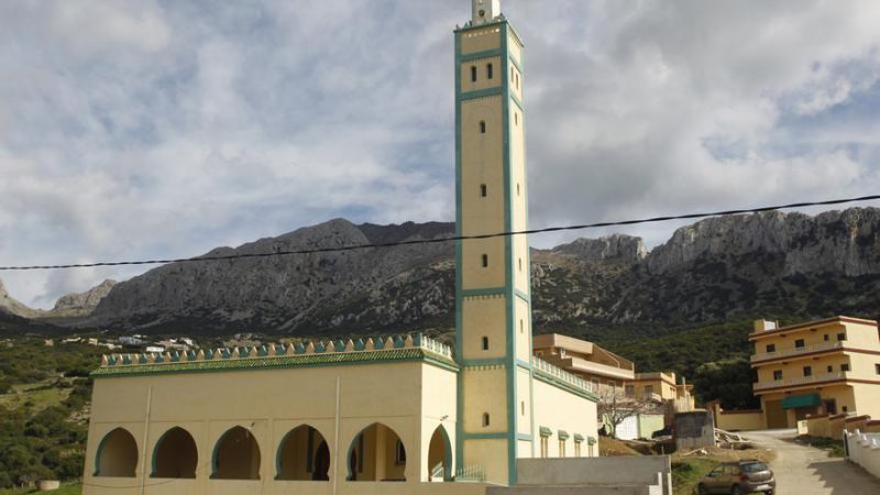 Vista de la mezquita de la localidad de Ued el Marsa (Marruecos), donde creció el presunto terrorista de Algeciras, este jueves. EFE/María Traspaderne