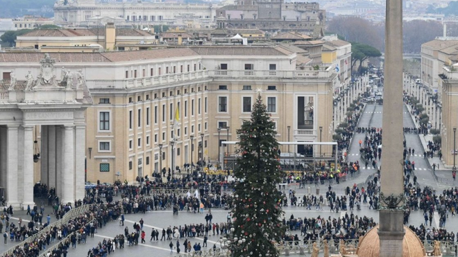 Colas en la plaza de San Pedro para despedir a Benedicto XVI. Foto: Vatican Media