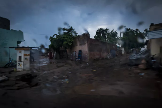 Una calle de Kayés, una ciudad fronteriza con Senegal y Mauritania (RICARD GARCÍA VILANOVA)