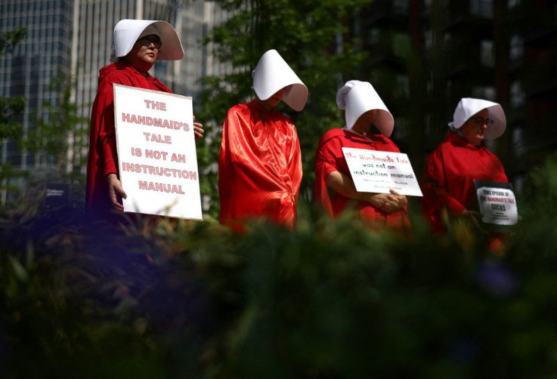 Manifestantes en favor del derecho al aborto ante la Embajada de Estados Unidos en Londres, en mayo. Foto: HENRY NICHOLLS