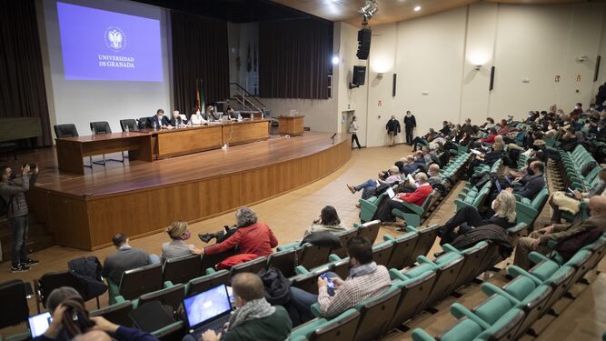 Imagen de archivo de un claustro de la UGR. / PS