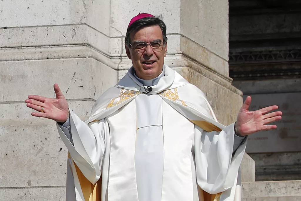En esta imagen de archivo, el arzobispo de París, Michel Aupetit, gesticula durante una misa ante la basílica del Sagrado Corazón, el 9 de abril de 2020, en París. (AP Foto/Francois Mori, archivo) (Francois Mori / Associated Press)