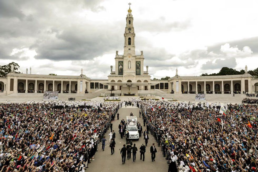 El papa Francisco, en el santuario de Fátima, en su última visita a Portugal en mayo de 2017.PAULO NOVAIS (efe)