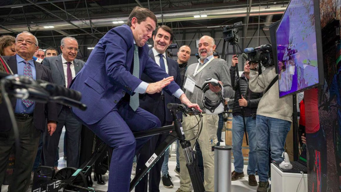 Mañueco, presidente de la Junta de Castilla y León en la feria de Fitur