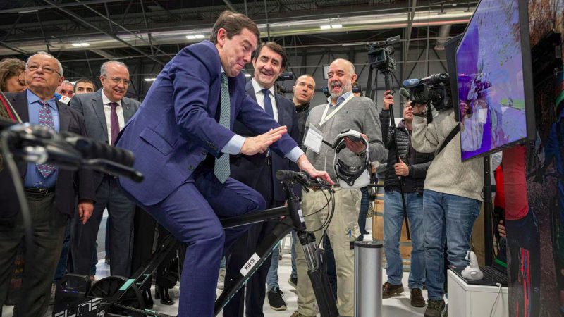 Mañueco, presidente de la Junta de Castilla y León en la feria de Fitur