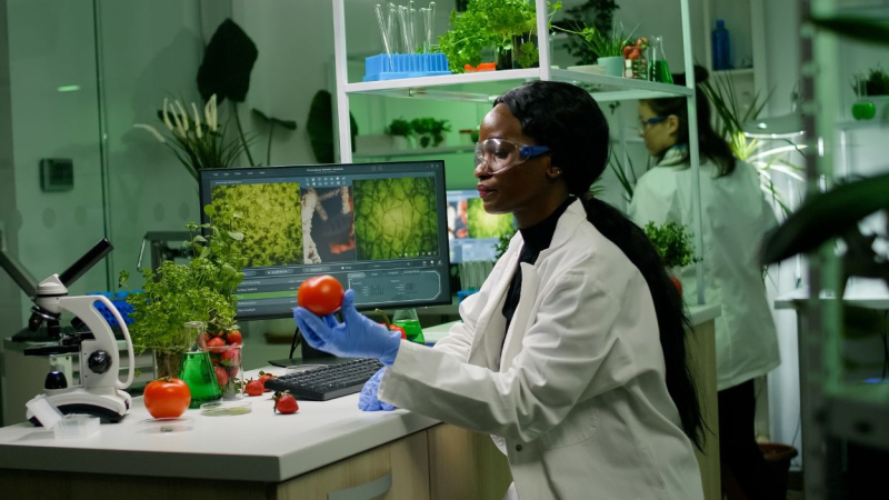 Una científica examinando una fruta en un laboratorio