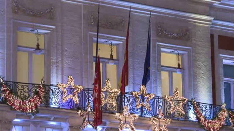 La bandera de la Comunidad de Madrid a media asta por el luto de tres días decretado por Ayuso ante la muerte del papa