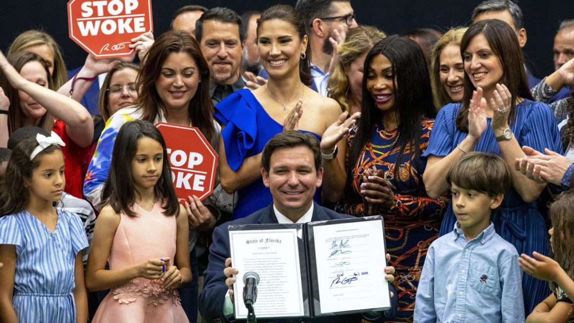 El gobernador de Florida, Ron DeSantis, tras firmar el proyecto de ley HB7, "libertad individual", también apodado como "stop woke", durante una rueda de prensa en Florida, Estados Unidos en abril de 2022. Daniel A. Varela/AP