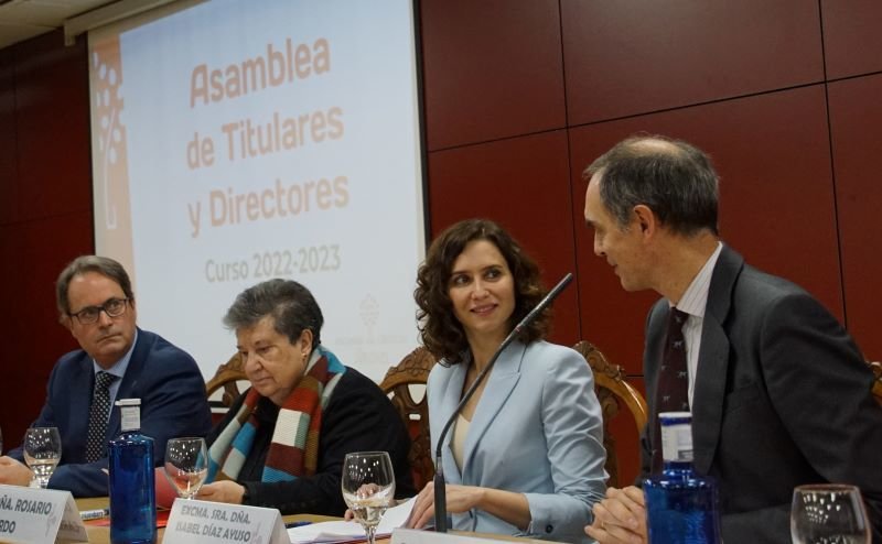 Isabel Díaz Ayuso con los portavoces de la Escuela Concertada de Madrid.