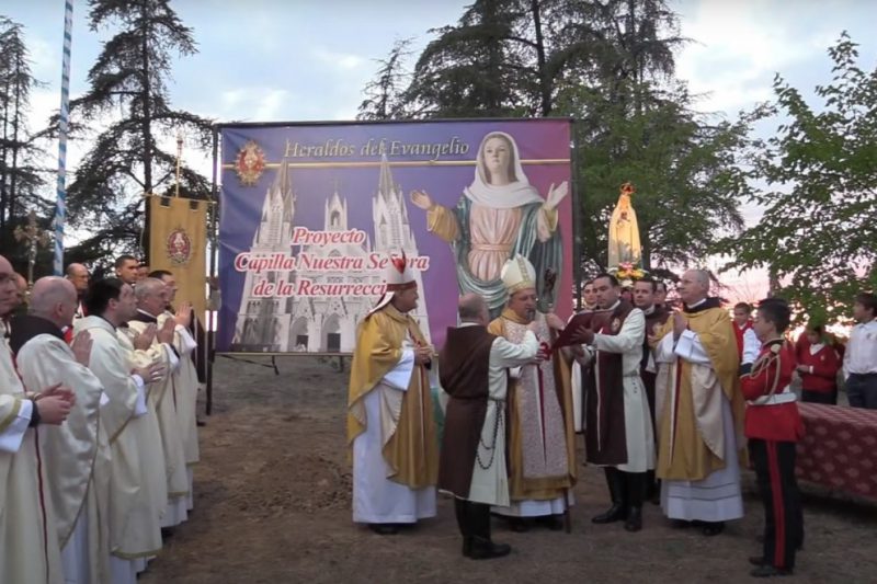 El obispo de Getafe, Ginés García Beltrán, y los miembros de la asociación Heraldos del Evangelio, en el acto de colocación de la primera piedra de la iglesia que proyectan construir en su 'macroproyecto' religioso en la localidad madrileña de Sevilla la Nueva. — Youtube
