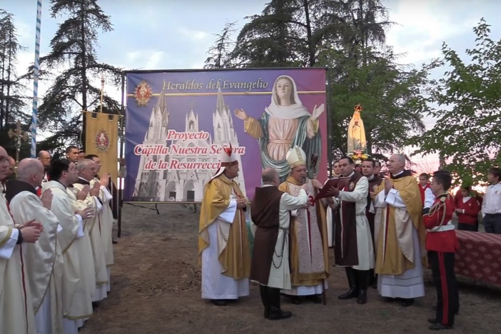 El obispo de Getafe, Ginés García Beltrán, y los miembros de la asociación Heraldos del Evangelio, en el acto de colocación de la primera piedra de la iglesia que proyectan construir en su 'macroproyecto' religioso en la localidad madrileña de Sevilla la Nueva. — Youtube