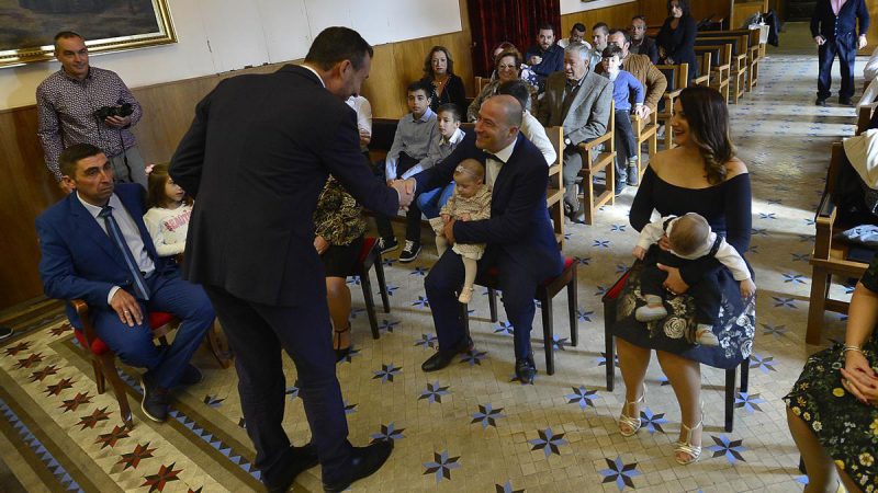 Bautizo civil en el salón de plenos de Elx. Matias Segarra