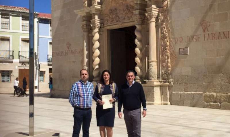 La portavoz de Infraestructuras y el presidente de la comisión, Sandra Martín y Vicent Arqués, junto al concejal alicantino síndico de la Santa Faz, Carlos Giménez