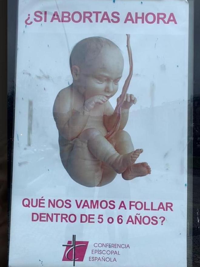 Cartel en el que se puede leer el ataque a la Conferencia Episcopal y que se ha visto en marquesinas de Donostia. Dani Miera