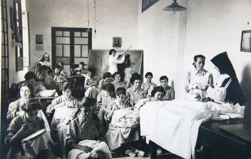 Taller del Patronato de Protección a la Mujer en Sevilla. Foto: Archivo histórico de la Junta de Andalucía