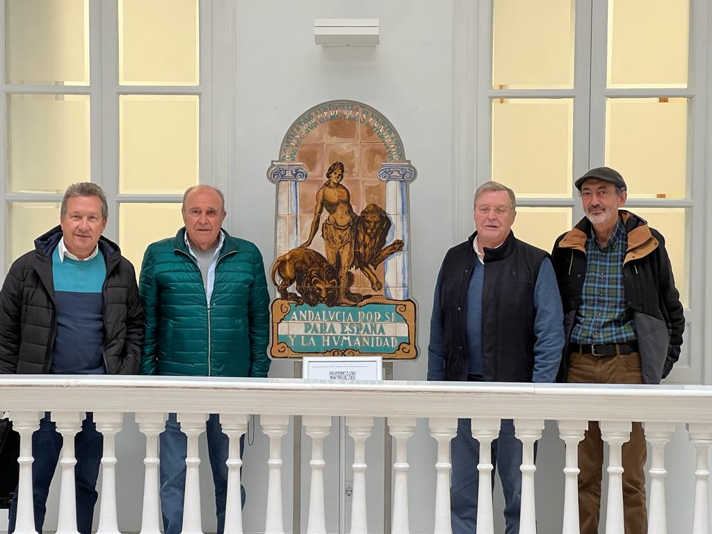 Miembros de la Plataforma en Defensa del Patrimonio de Sevilla presentando la queja
