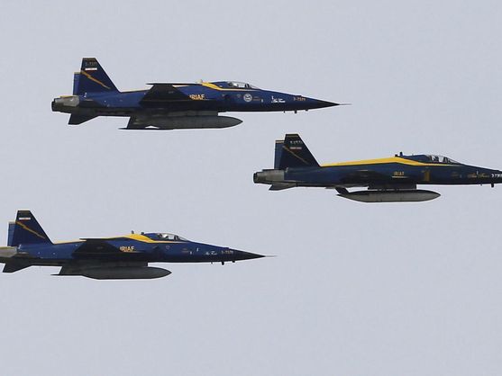 Aviones de combate de la Fuerza Aérea iraní sobrevuelan la zona durante un desfile para conmemorar el Día de las Fuerzas Armadas en Teherán. (EFE/Abedin Taherkenareh)