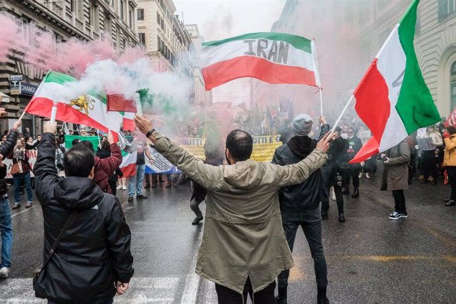 Manifestantes con pancartas y banderas contra el régimen de Irán en Roma. - Mauro Scrobogna/LaPresse via ZUM / DPA - Archivo