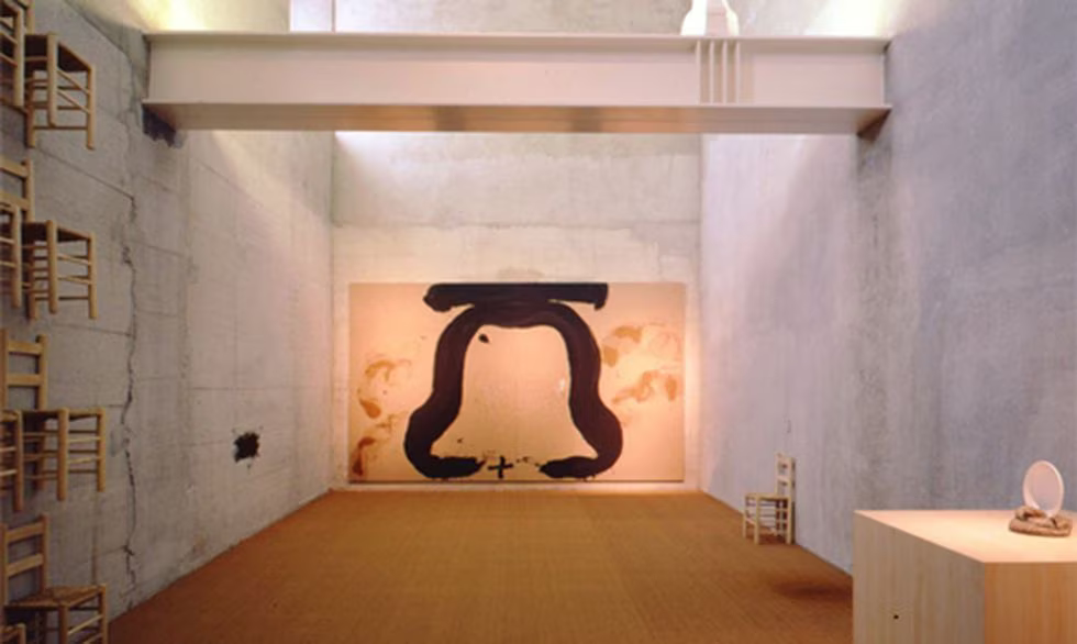 'Díptico de la Campana' (1991), de Antoni Tàpies, en la Sala de Reflexión de la Universidad Pompue Fabra (UPF), en Barcelona.