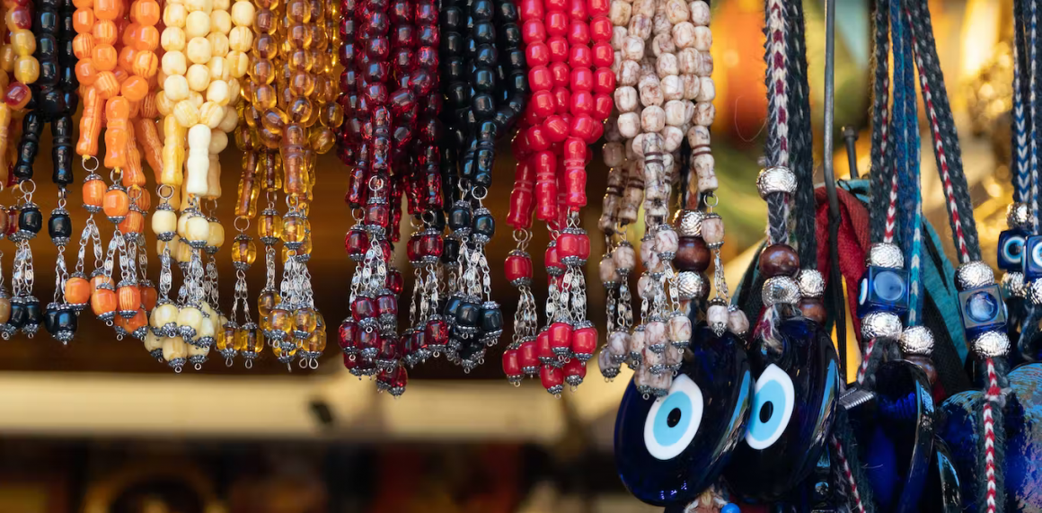 Cuentas de oración en un puesto callejero de Turquía. Shutterstock / aricancaner