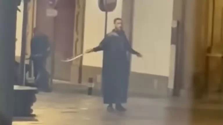 Yasine Kanjaa en la plaza Alta de Algeciras tras asesinar al sacristán. IMAGEN DE VÍDEO