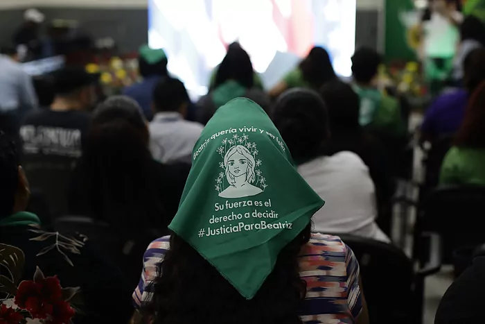 Una pañoleta verde con el rostro de Beatriz, en San Salvador.Rodrigo Sura