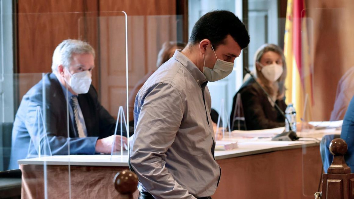 El sacerdote del colegio Salesianos de Vigo Segundo C.V. durante el juicio. EFE/Diario de Pontevedra