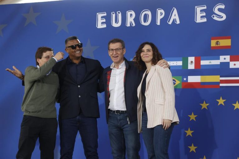 Feijóo, Ayuso, Martínez-Almeida y el cantante dominicano Henry Méndez, el pasado sábado. EFE/Juan Carlos Hidalgo