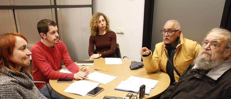 Por la izquierda, María Antuña, Javier Suárez Llana y Ángela Otero, frente a José Luis Iglesias y Luis Fernández, de Asturias Laica, ayer, en el despacho municipal de Izquierda Unida. | Ángel González