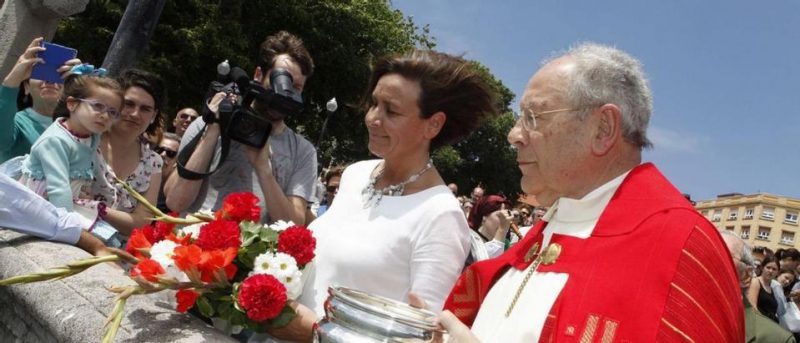 Carmen Moriyón y Javier Gómez Cuesta, párroco de San Pedro, en la bendición de las aguas de 2015. | Á. González