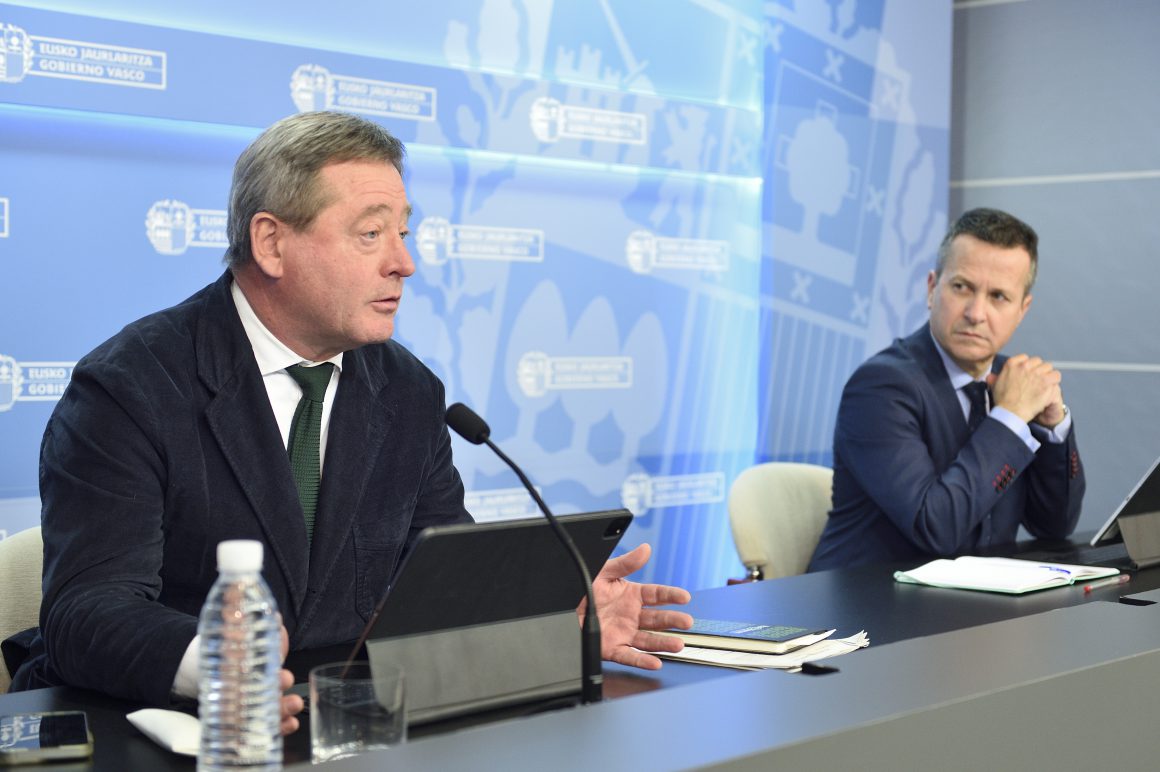 El portavoz del Gobierno Vasco y consejero de Cultura y Política Lingüística, Bingen Zupiria, compareciendo en la rueda de prensa habitual tras el Consejo de Gobierno, junto con el consejero de Educación, Jokin Bildarratz.