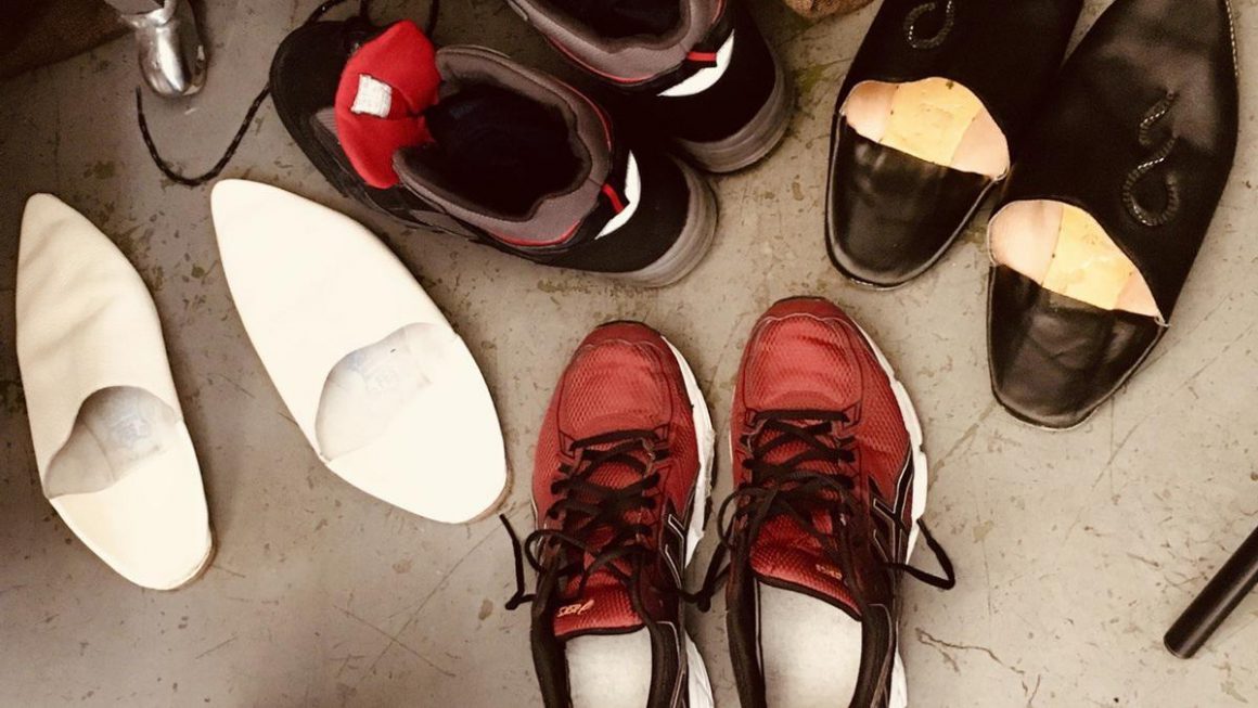 Babuchas y zapatillas a la entrada de una mezquita de Vitoria ELDIARIO.ES/EUSKADI