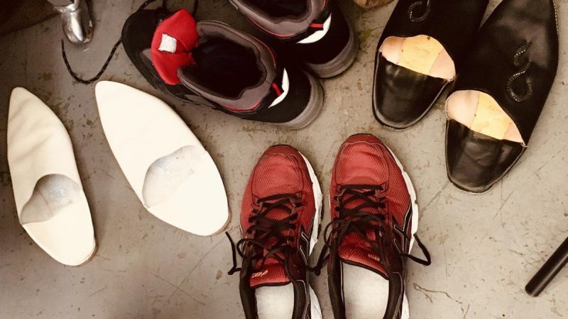 Babuchas y zapatillas a la entrada de una mezquita de Vitoria ELDIARIO.ES/EUSKADI