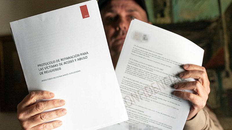 Enrique muestra la documentación que le han facilitado los Salesianos en el procedimiento de reparación J. Navarro
