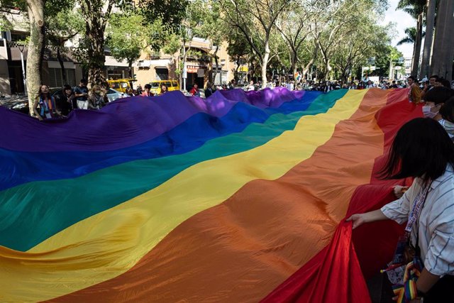 Archivo - Bandera LGTB durante una manifestación en Taiwán.