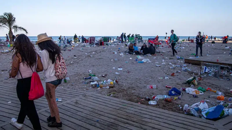 La Playa de San Juan después del macrobotellón que se produjo en el día de Santa Faz de 2016 joseantoniofotografias