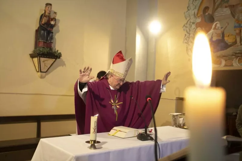 El obispo de Solsona (Lleida), Francesc Conesa, oficia una misa "para pedir la lluvia" en la iglesia de la Mare de Déu del Torrents-Parroquia de Corrà, a 26 de marzo de 2023, en L'Espunyola, Barcelona. — Marc Trilla / EUROPA PRESS