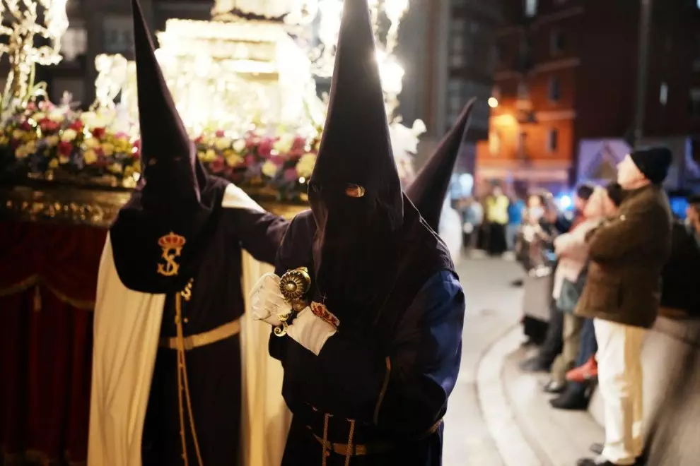 Nazarenos durante la procesión de la Real Cofradía Nuestro Padre Jesús Nazareno, a 3 de abril de 2023, en Bilbao. — H. Bilbao / Europa Press