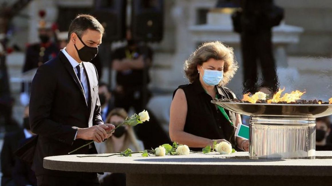 El presidente del Gobierno, Pedro Sánchez, realiza una ofrenda floral en el pebetero central del Patio de la Armería, durante el homaneja aconfesional a las víctimas del covid19. Efe