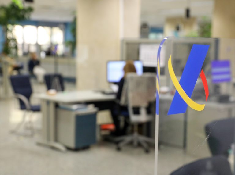 Una empleada trabaja en una oficina de la Agencia Tributaria un día antes de que dé comienzo el inicio por internet de la Campaña de la Renta 2021, en una oficina de la Agencia Tributaria, a 5 de abril de 2022, en Madrid (España). Foto: Marta Fernández / Europa Press