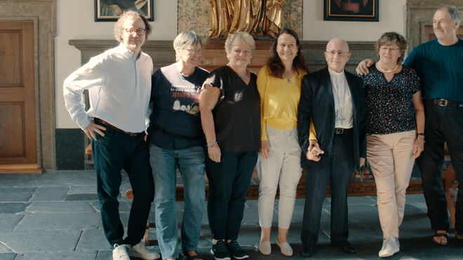 Los seis hijos del cura con el actual obispo de Chur, Joseph Maria Bonnemain. foto: Flimbringer