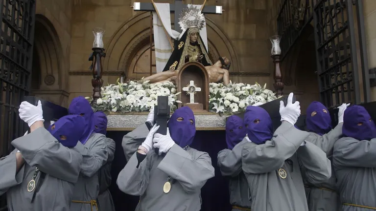 Procesión del Santo Entierro de Cristo, en Gijón Juan González | EFE
