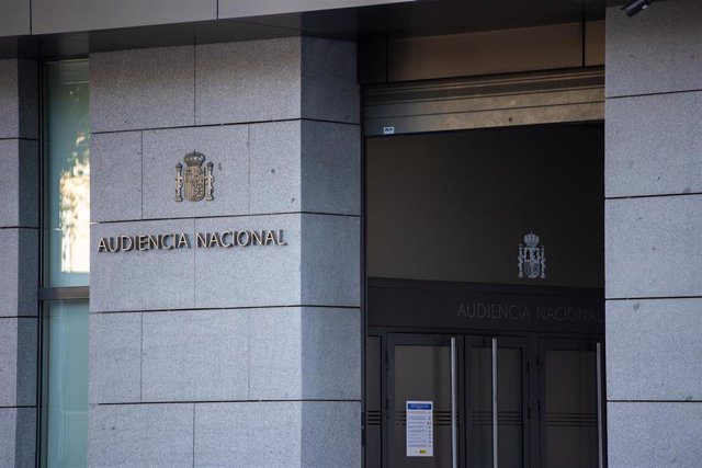 El yihadista de Algeciras se sentía "un elegido" y aseguró que el asesinato del sacristán le abrió "el paraíso" Yassine Kanjaa, el presunto yihadista que el pasado enero protagonizó un ataque en Algeciras que se saldó con la muerte de un sacristán y con varios heridos, aseguró ante los agentes que se sentía "un elegido" de Alá y que el asesinato del religioso le abrió "las puertas del paraíso". Leer más: https://www.europapress.es/nacional/noticia-yihadista-algeciras-sentia-elegido-aseguro-asesinato-sacristan-le-abrio-paraiso-20230426075956.html (c) 2023 Europa Press. Está expresamente prohibida la redistribución y la redifusión de este contenido sin su previo y expreso consentimiento.