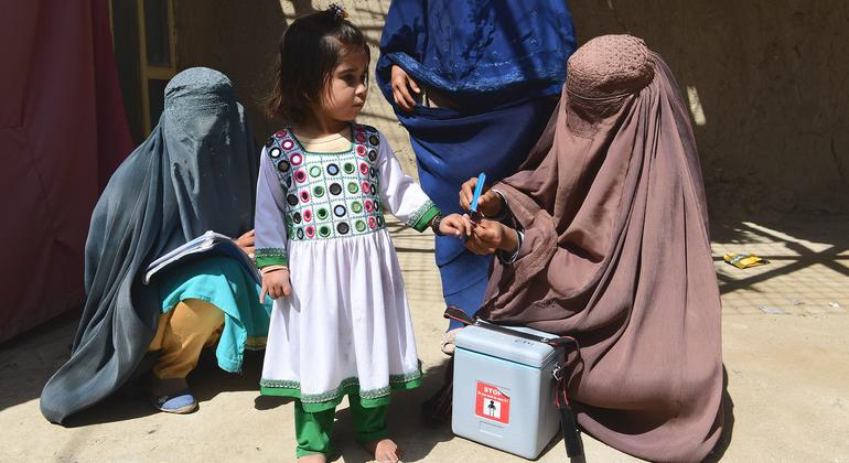 © UNICEF/Frank Dejongh Una niña recibe la vacuna contra la polio en Kandahar, Afganistán.